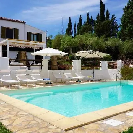 Melissa Per 6 Persone Con Piscina E Giardino فيلة